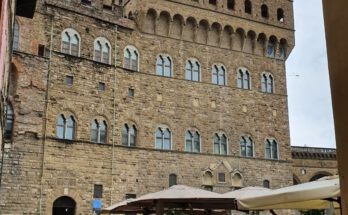 Palazzo della Signoria. Heutige Aufnahme des Regierungspalastes; spätere Veränderungen und Platzskulpturen beachten.
