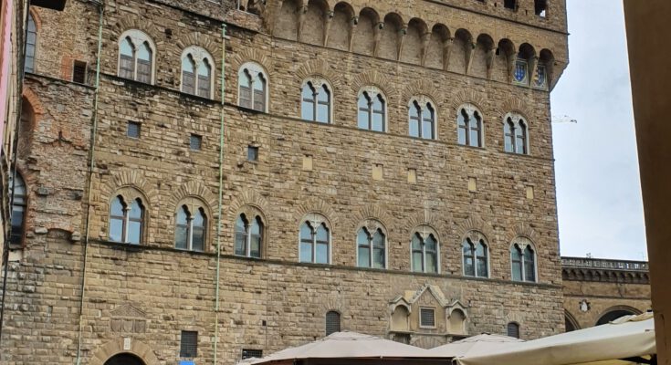 Palazzo della Signoria. Heutige Aufnahme des Regierungspalastes; spätere Veränderungen und Platzskulpturen beachten.